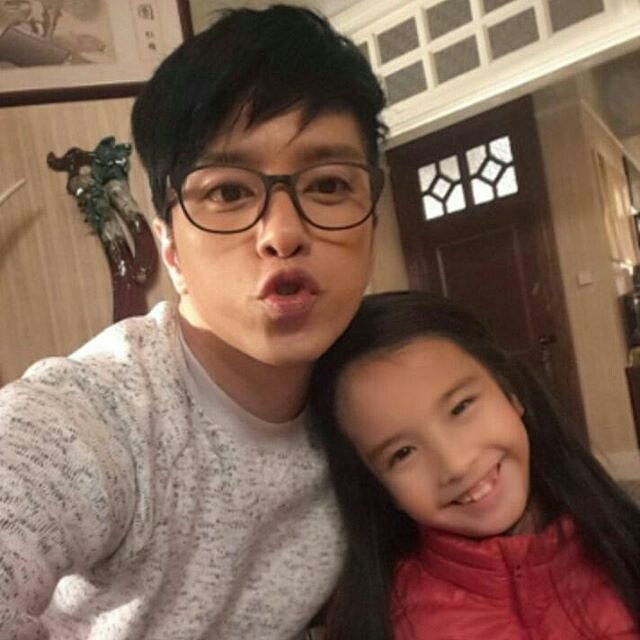 與張彥博合作拍攝《一屋老友記》時，陳偲穎只約6至7歲左右。